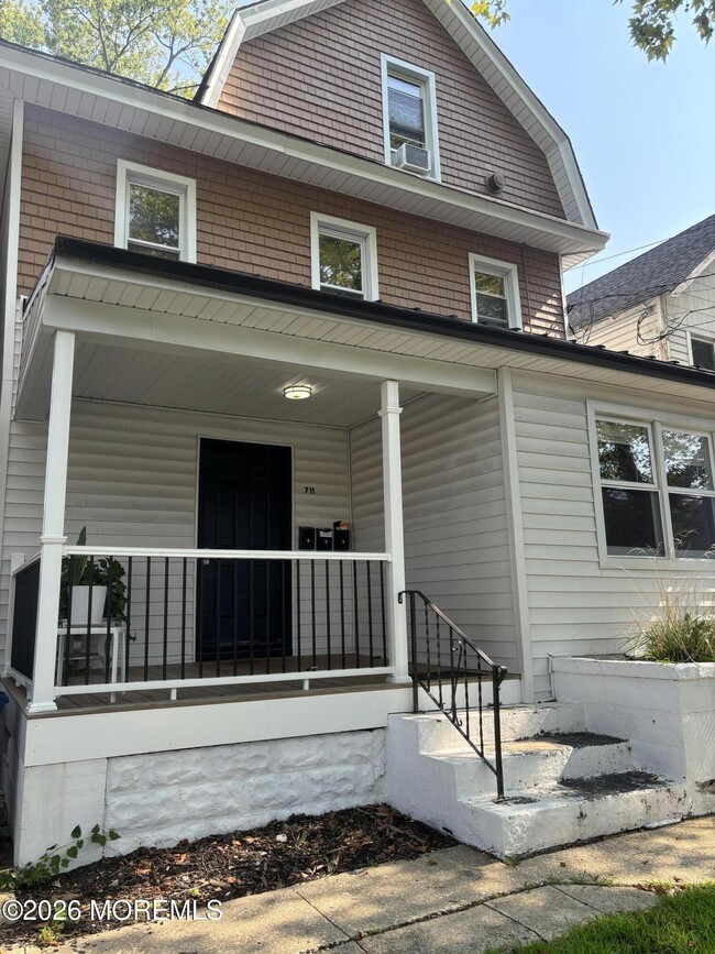 Building Photo - 711 3rd Ave