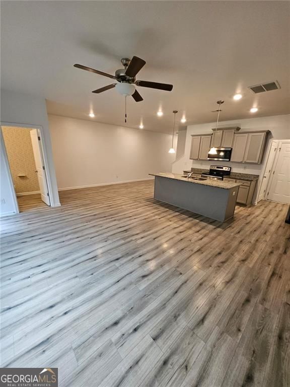 Foto del edificio - 7490 Knoll Hollow Rd