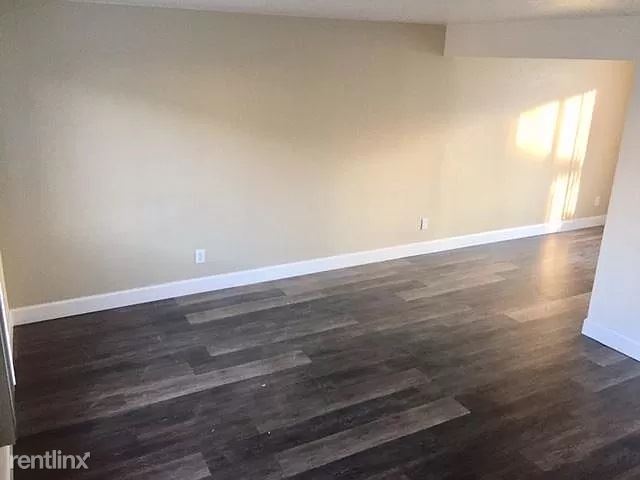 Building Photo - 2 br, 1 bath Townhome - 1105 S Locust St