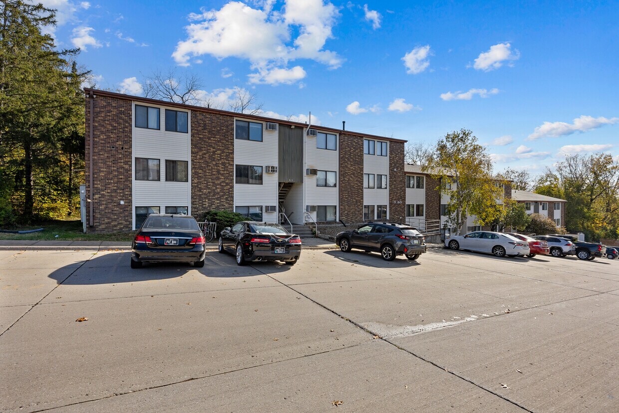 Vista del complejo de apartamentos / plaza de aparcamiento - 810 Benton Dr