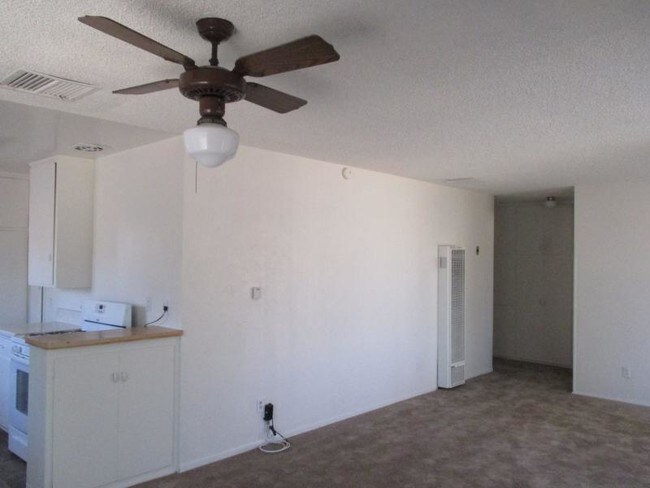 Foto del edificio - 355 E 3rd St