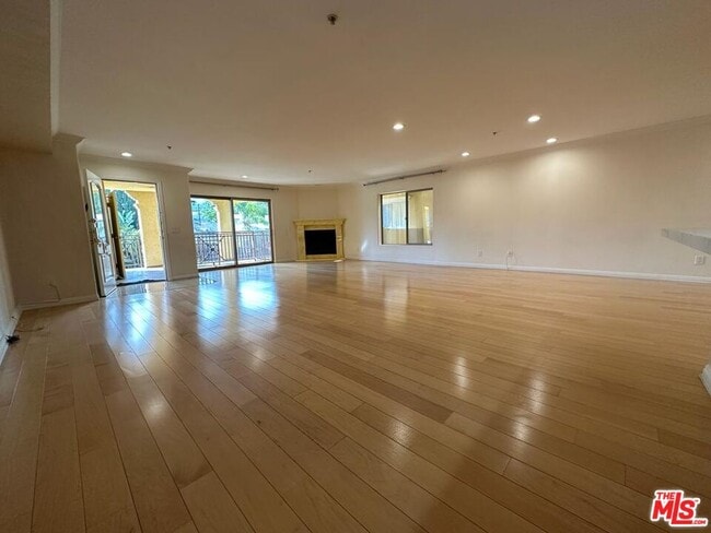 Building Photo - 2435 Florencita Dr W