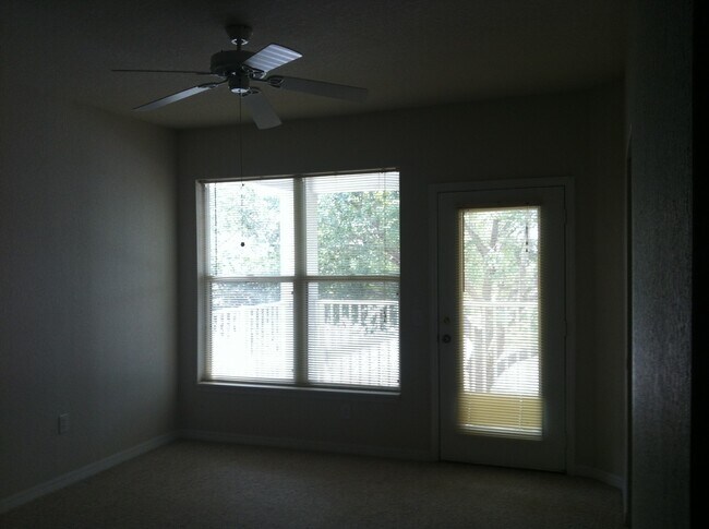 Foto del edificio - 1004 Hemingway Cir