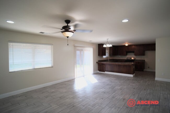 Foto del edificio - Stunning 2 Story Home!