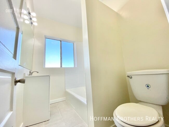 Building Photo - 1327 Magnolia Ave