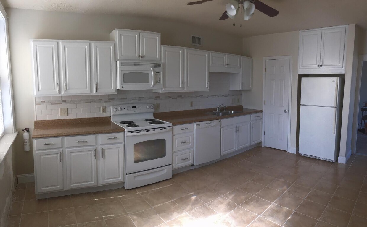 Very large kitchen - 4916 Robert Ave
