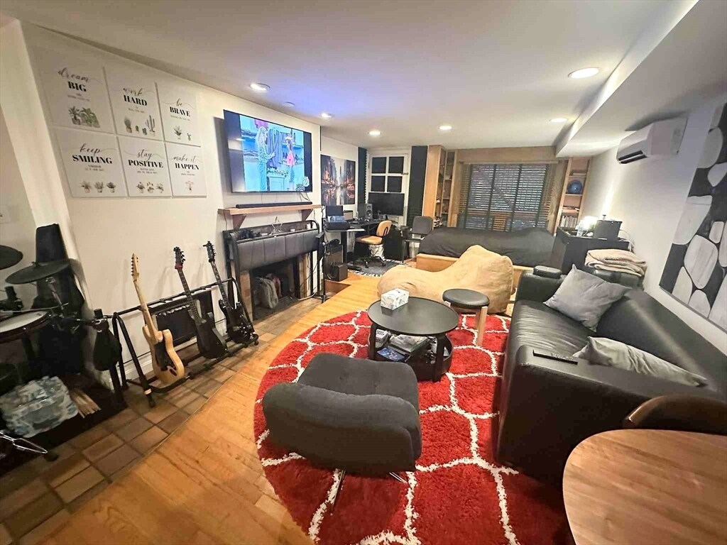 Primary Photo - 36 Beacon St
