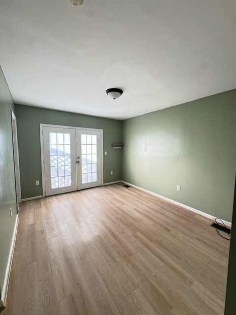 Building Photo - 15 Wales Ave