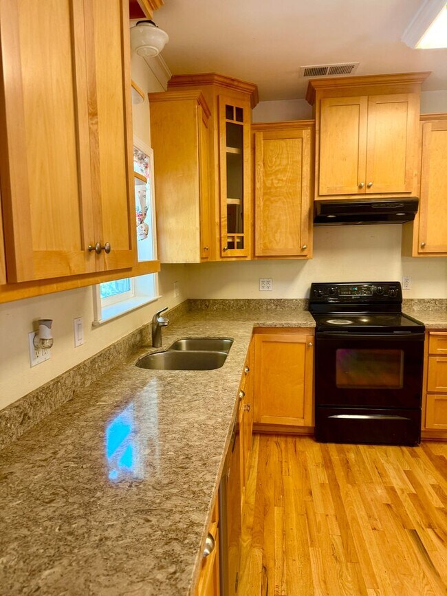 Foto del edificio - Charming 3-Bedroom, 2-Bath Home in a Pictu...