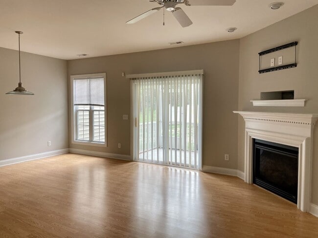 Building Photo - Updated Townhome with Garage & Screened in...