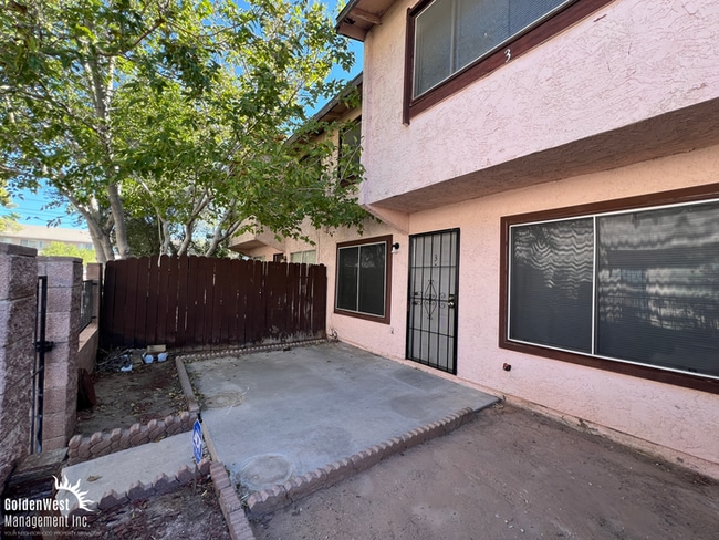 Foto del edificio - Charming and Spacious 3Bdm 1.5Ba Townhouse...
