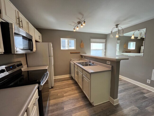 Foto del edificio - Beautifully Updated 6-Bedroom Home in York...