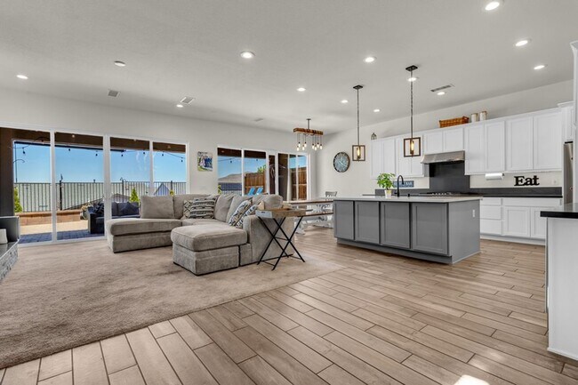 Building Photo - Beautiful Three Bedroom with Mountain V...