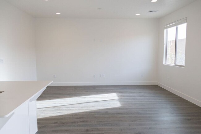 Building Photo - Spacious 4-Bed Home in Sage Canyon