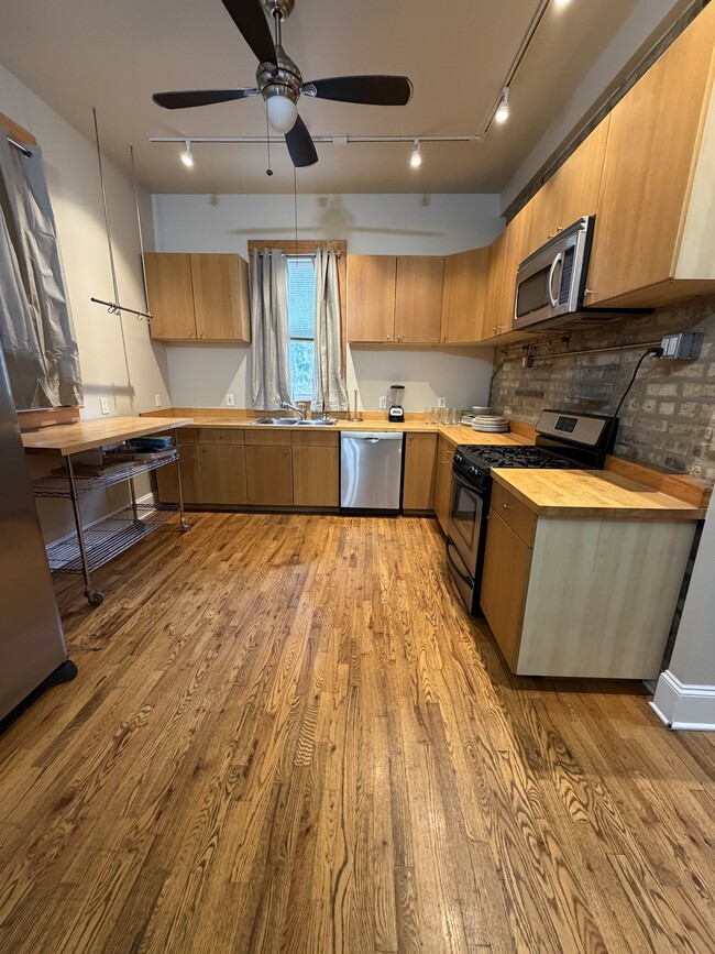 Building Photo - 1102 N California Ave