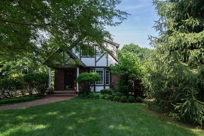 Building Photo - 33 Oak St