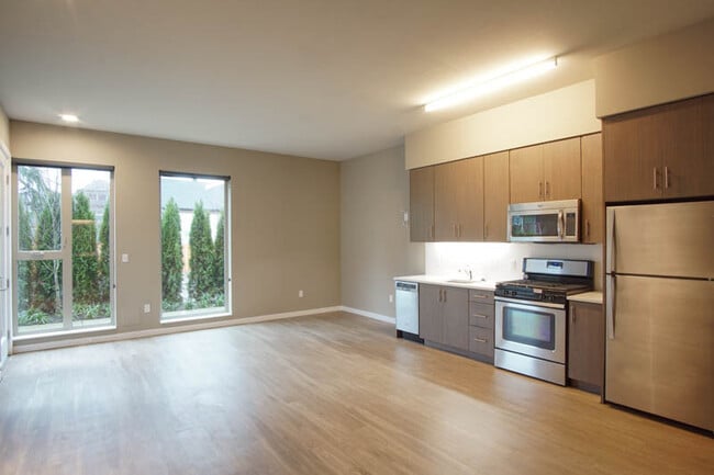 Building Photo - Stylish Garden Level-1 Bdr  w/ Dishwasher & Laundry in Sellwood!