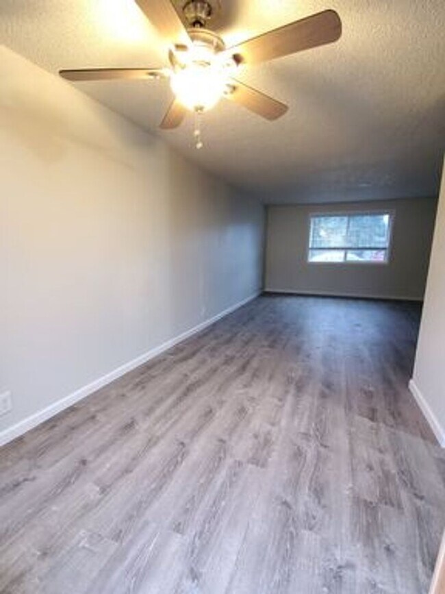 Building Photo - Fully Remodeled 3 Bedroom Townhome!