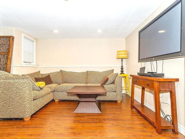 Foto del edificio - 2160 NW Everett Street ~ Downstairs Unit i...