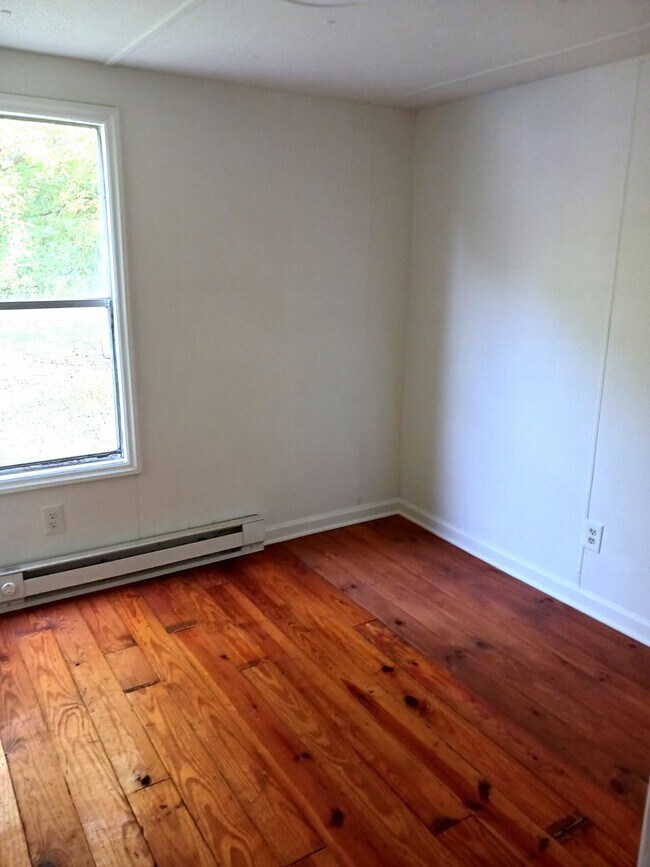 Building Photo - Two Bedroom Available for Rent in Lancaste...