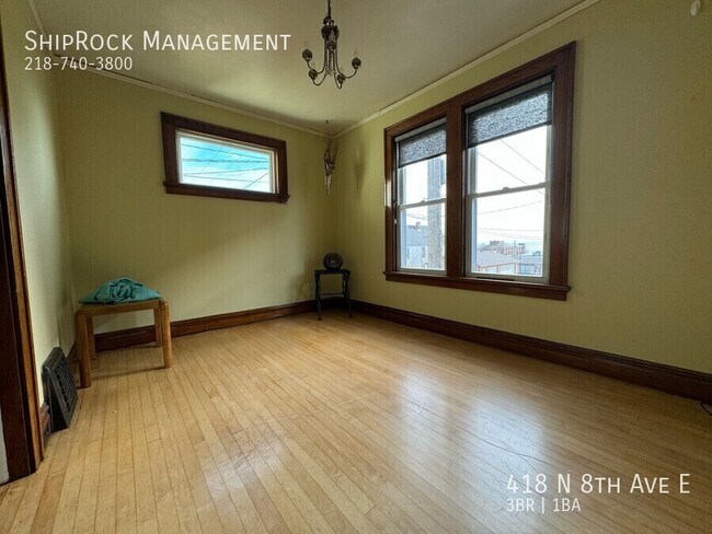 Foto del edificio - 418 N 8th Ave E