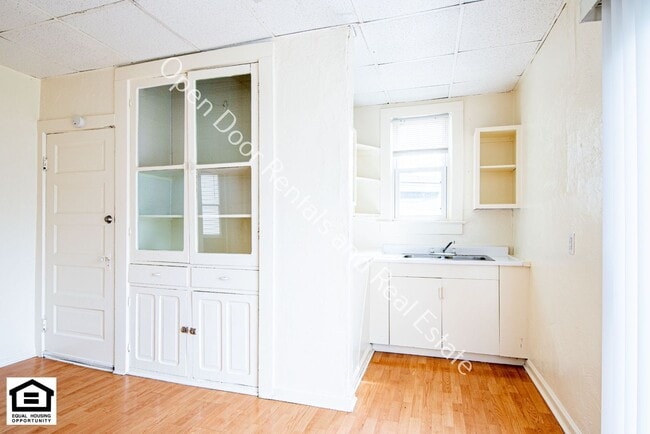 Building Photo - 608 Anderson Ave