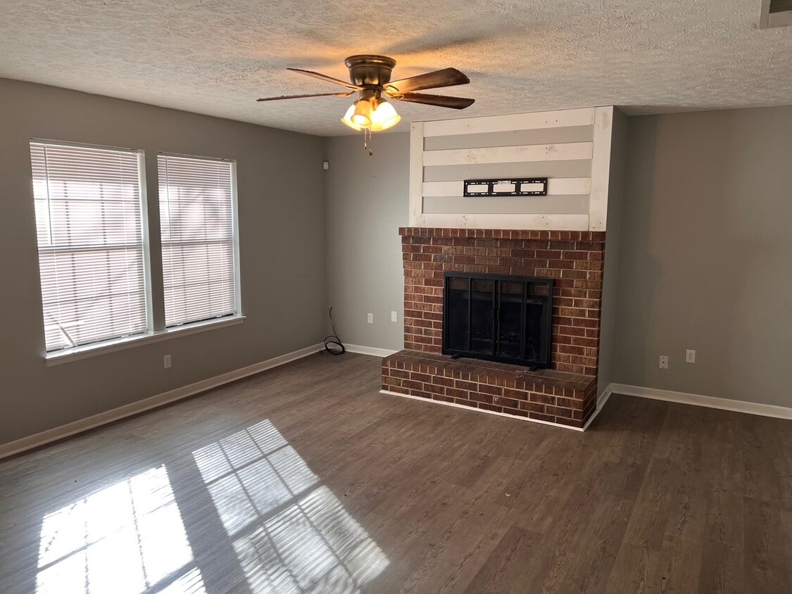 Primary Photo - 233 N Burson Ave