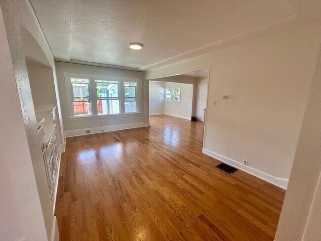 Building Photo - 710 Grove Way