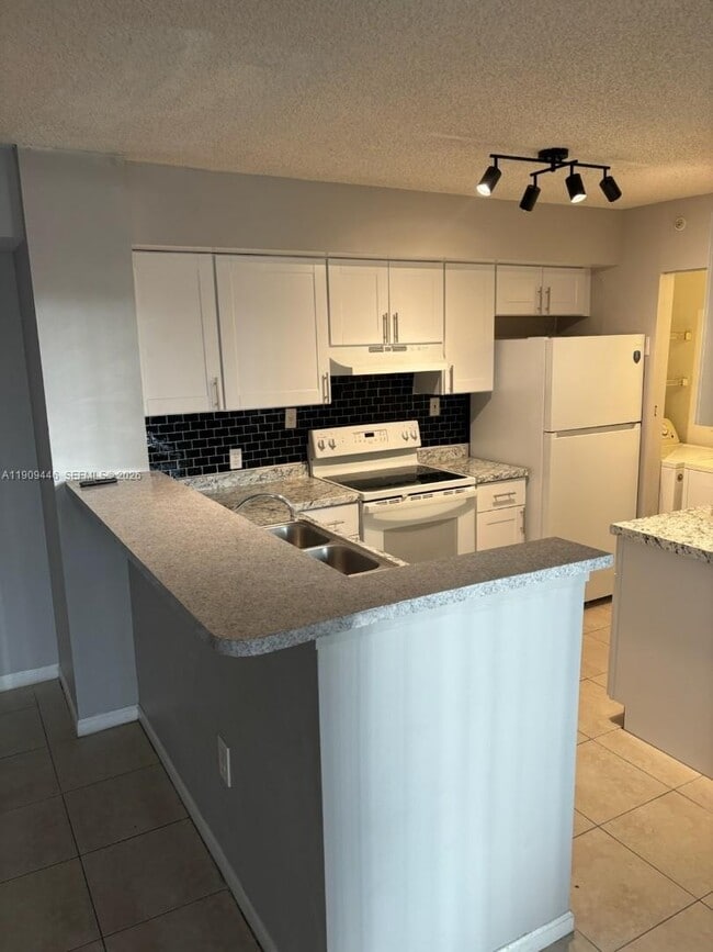 Building Photo - 7872 Sonoma Springs Cir