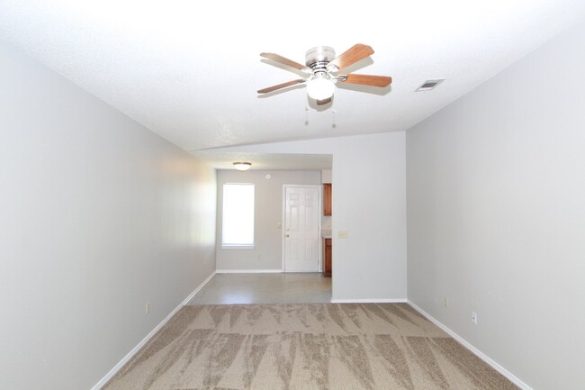 Building Photo - Pet friendly 3 bedroom 2 bathroom patio ho...