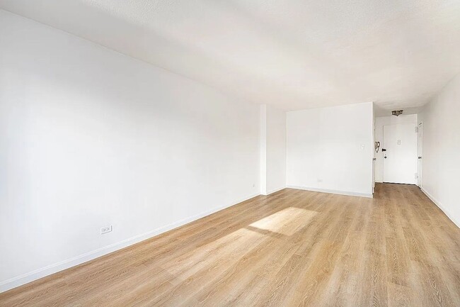 Foto del edificio - Freshly Painted 1Bed 1Bath Available