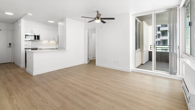 Sala de estar con balcón y piso de superficie dura - SoMa Square