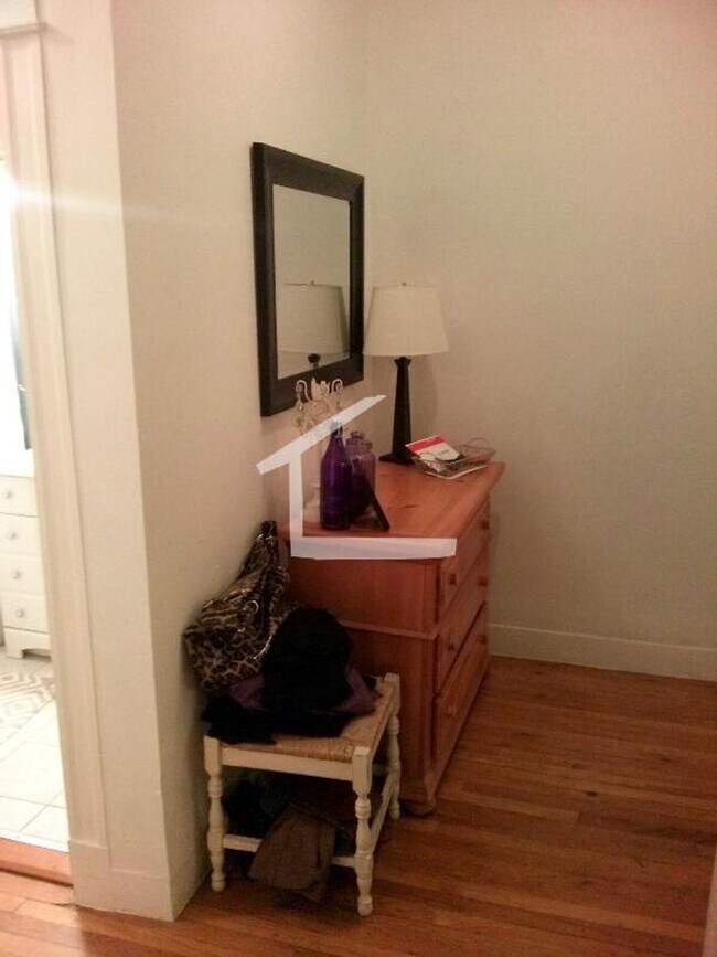 Building Photo - Brighton 1 bed with heat and hot water inc...