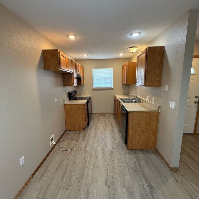 Building Photo - 2 bedroom 2 bath Duplex in Clever Won't la...