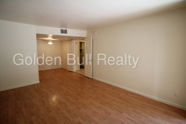 Building Photo - 740 W Elm St