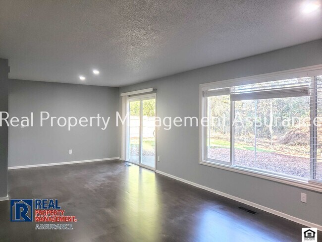Building Photo - PRICE REDUCED! $500 Discount on 1st mo ren...