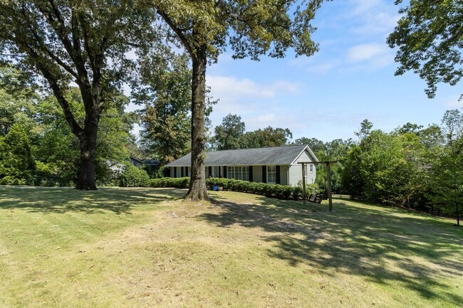Foto del edificio - Mountain Brook Living: 3BR Main, Hardwoods...