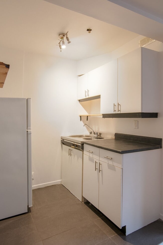 Building Photo - 25 Av des Pins O