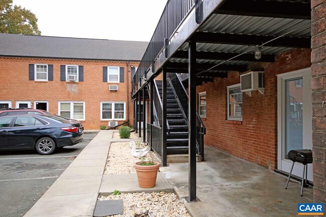 Building Photo - 2114 Ivy Rd
