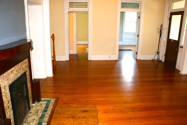 Building Photo - 825 Deery St