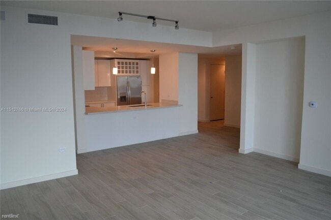 Building Photo - 3 br, 2 bath House - 999 SW 1st Ave Apt 3317