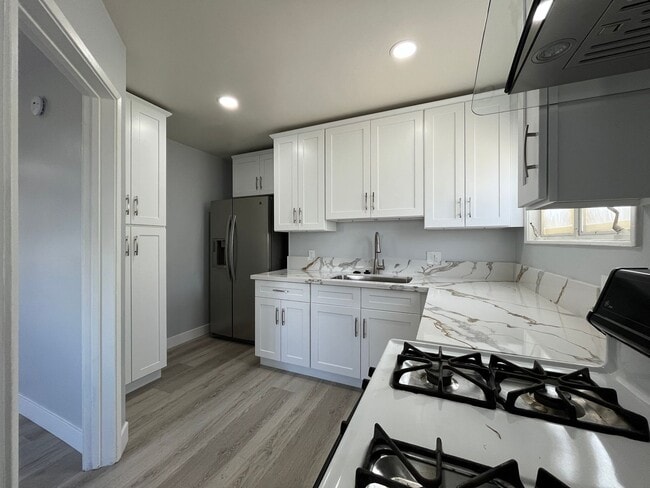 Building Photo - Remodeled & MOVE IN READY 2+1 duplex in Pa...