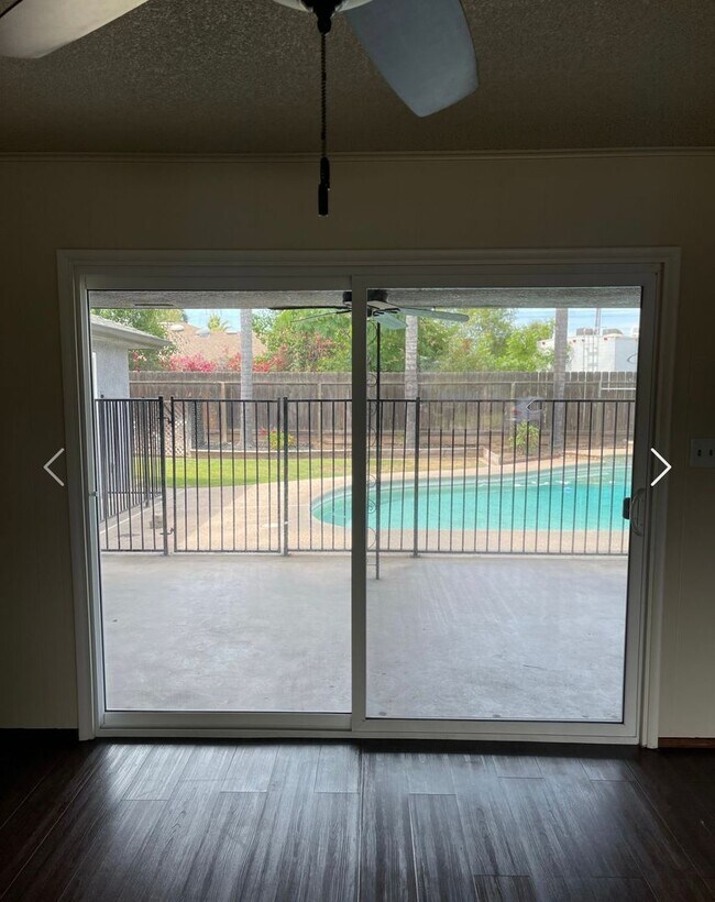 Foto del edificio - 3 Bedroom / 1.5 Bathroom with pool for ren...
