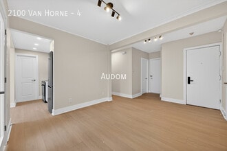 Building Photo - 2100 Av. Van Horne