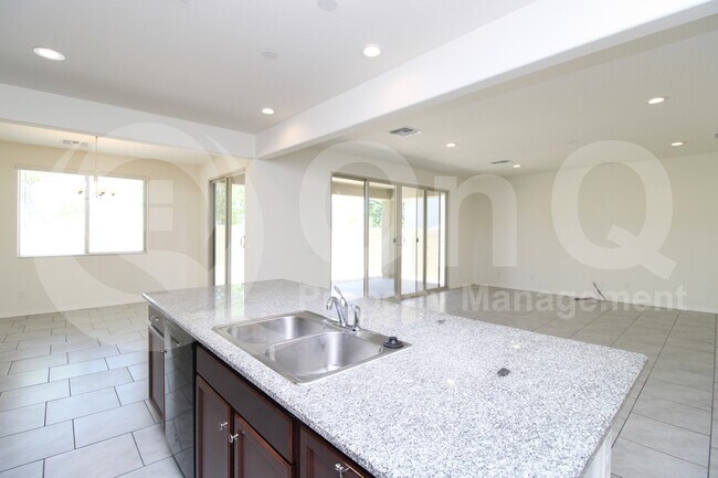 Foto del edificio - 16090 W Shaw Butte Dr