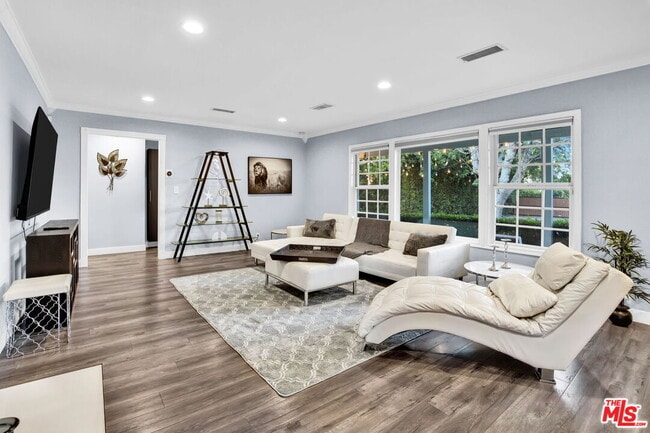 Foto del edificio - 8345 White Oak Ave