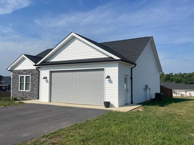 Building Photo - 3 BR 2 BA House