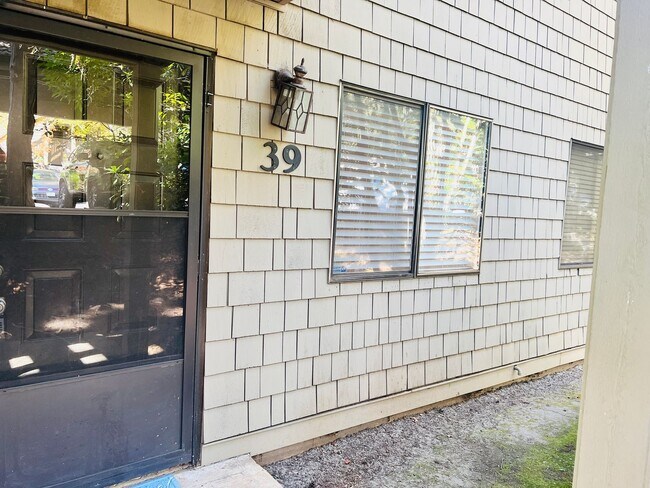Building Photo - *$800 off first full month of rent!* Beaut...