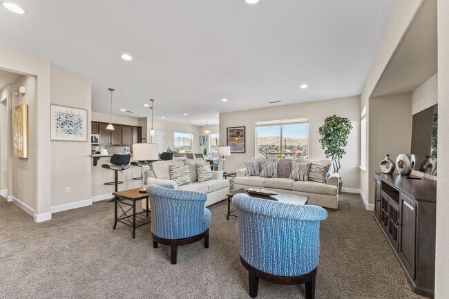 Foto del edificio - FULLY FURNISHED home available now.