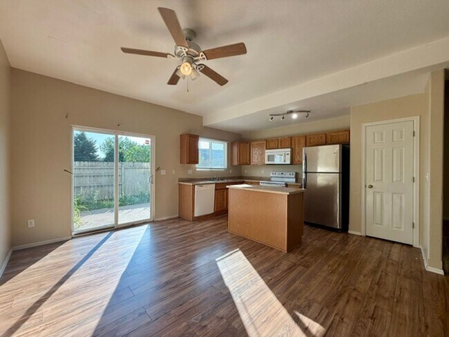 Foto del edificio - 2 Bedroom 3 Bathroom Townhome Backing to Open Space